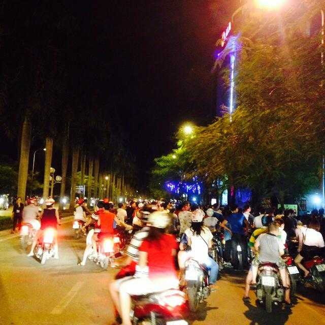 Quán cà phê, bia vỉa hè nghẹt người giờ U19 Việt Nam xung trận