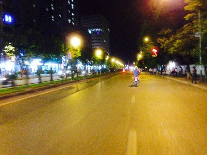 Quán cà phê, bia vỉa hè nghẹt người giờ U19 Việt Nam xung trận