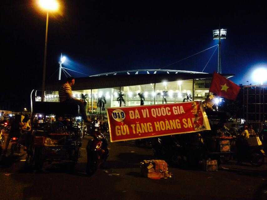 Quán cà phê, bia vỉa hè nghẹt người giờ U19 Việt Nam xung trận