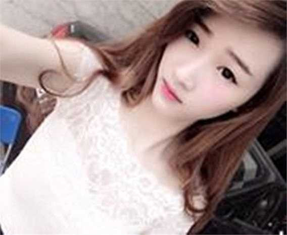 Cô nàng 9X Dương Linh Ly đang được đông đảo cộng đồng mạng nhắc tới với nickname 'Hot girl bánh tráng trộn'.