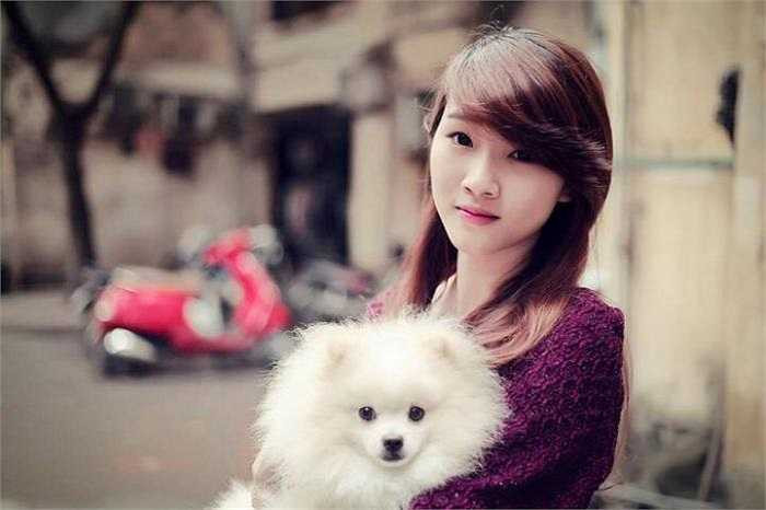 Ngoài thời gian đi học trên trường, Linh Ly cùng phụ chị gái bán bánh tráng trộn trước cổng ĐH Kinh doanh Công nghệ Hà Nội.