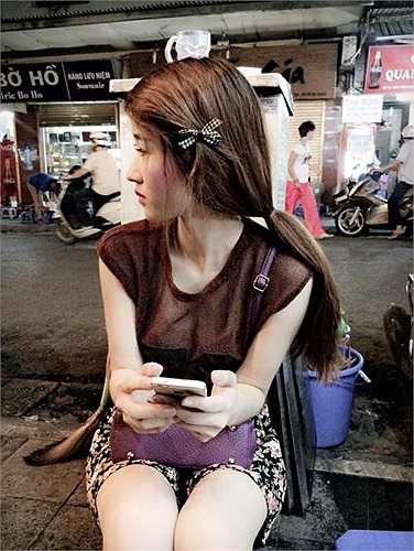 Cùng ngắm những hình ảnh xinh xắn, dễ thương của cô nàng 'Hot girl bánh tráng trộn' này.