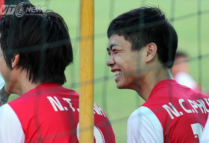 Nụ cười trong sáng của Công Phượng mang thêm những xúc cảm tích cực cho đồng đội trước cuộc chiến với U19 Myanmar.