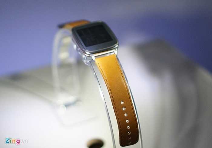 Chỉ ít ngày sau triển lãm IFA tại Đức, Asus đã mang đến Việt Nam chiếc Zenwatch - mẫu đồng hồ thông minh đầu tiên của hãng. Thiết bị này có vộ vỏ làm bằng thép không gỉ và dây da thật.
