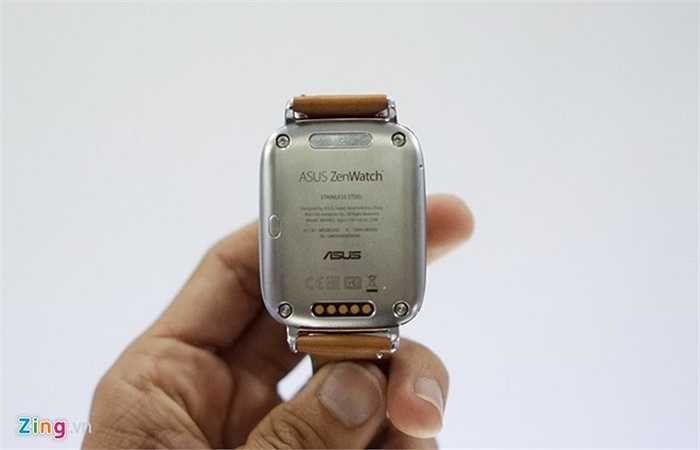 Mặt dưới là cổng sạc, khá giống với Galaxy Gear của Samsung. 