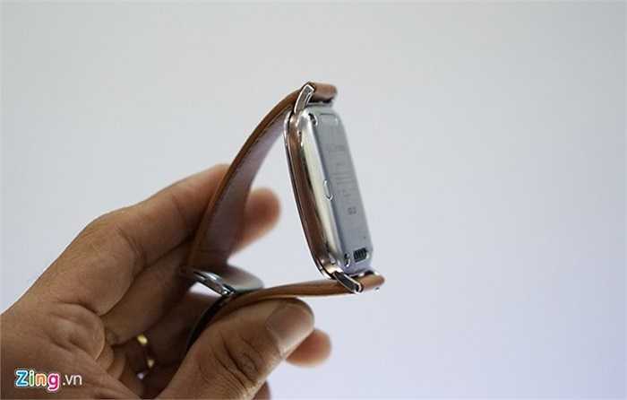 Cạnh bên của Zenwatch có một nút nguồn nhỏ.