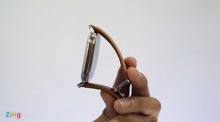 Zenwatch khá mỏng và phù hợp với cỡ cổ tay của người châu Á.