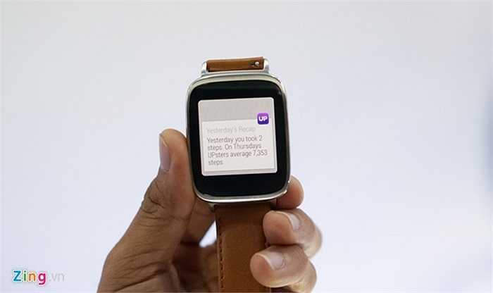 Zenwatch có thể kết nối với bất kỳ chiếc điện thoại Android nào (từ phiên bản 4.3 trở về sau) để hiển thị thông báo hoặc quản lý sức khỏe. 