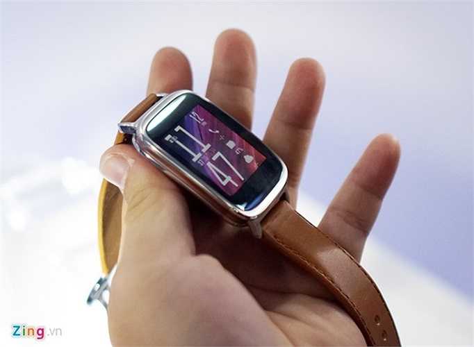 Mặt kính 2,5D hơi cong, ôm theo vòng cổ tay của người dùng. 