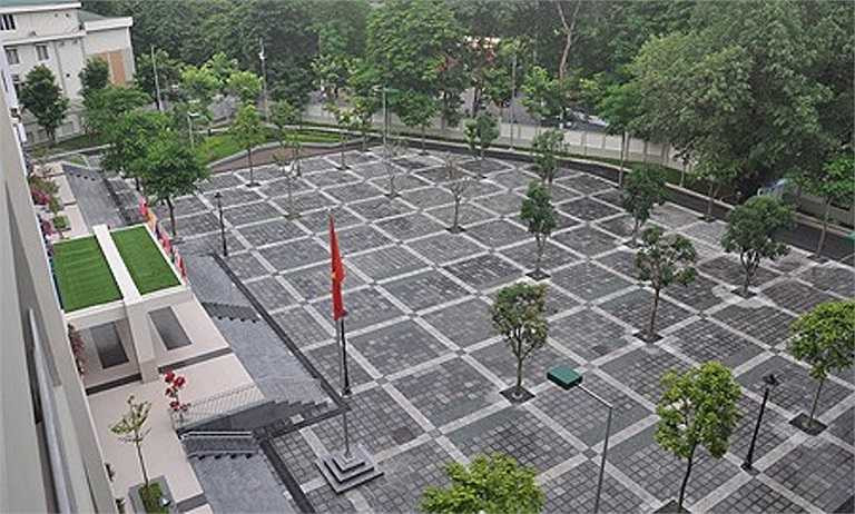 Phòng học đạt chuẩn với diện tích 68m2 được trang bị đầy đủ ánh sáng, âm thanh và thiết bị giảng dạy. Toàn trường có 44 phòng học, 27 phòng học chức năng, 12 phòng bán trú cho học sinh từ lớp 6 đến lớp 9. Xung quanh trường có nhiều khu vực trải thảm cỏ cho học sinh vui đùa và sân bóng rổ khá đẹp.