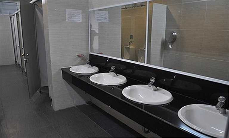 Khu nhà vệ sinh của các học sinh cũng khá đẹp và hiện đại.