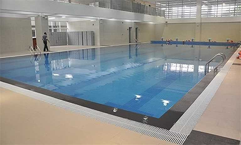 Trường THCS Nghĩa Tân là trường đầu tiên trong khối trường học có bể bơi bốn mùa được đầu tư nhằm mục đích phổ cập bơi lội cho học sinh của trường, tránh tình trạng đuối nước.