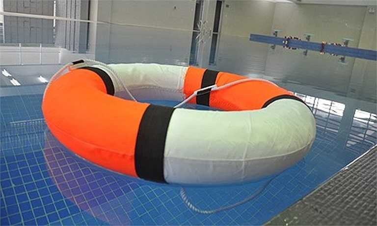 Bể bơi có kích thước 25m x 12m, độ sâu từ 1,2m đến 1,8m và được trang bị phao cứu sinh xung quanh bể.