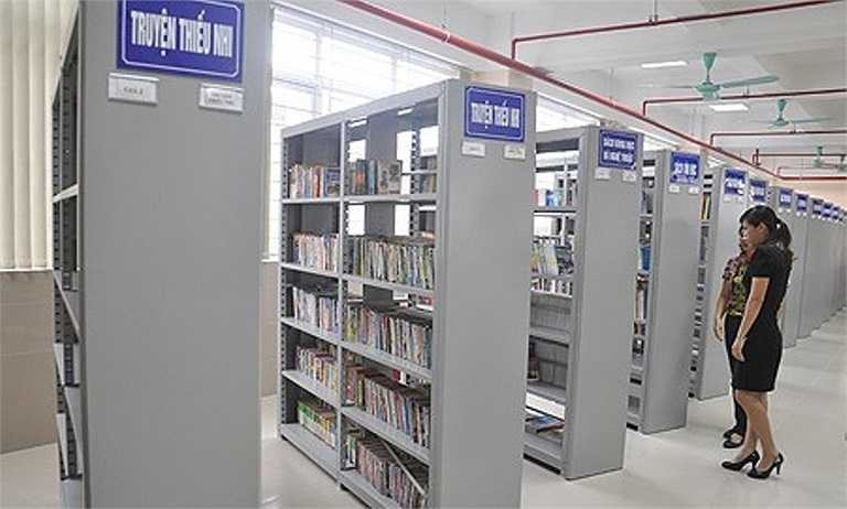 Thư viện của trường rộng 500m2, có 2 tầng: tầng 1 là khu vực đọc sách cho học sinh, tầng 2 dành cho giáo viên. Quanh thư viện cho treo ảnh và chú thích về các nhân vật lịch sử, danh nhân nổi tiếng của Việt Nam và thế giới như: : chủ tịch Hồ Chí Minh, Lê Quý Đôn, Nguyễn Trãi, Võ Nguyên Giáp, Marie Curie, Eistein.