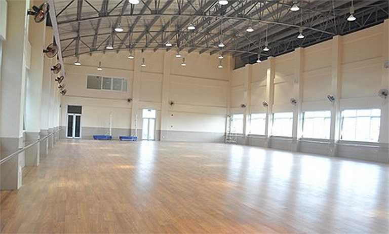 Nhà thể chất của học sinh có diện tích 500 m2 có nền là gỗ trống trơn.