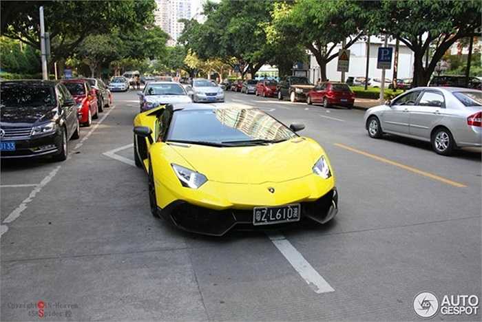 Phiên bản giới hạn Aventador LP720-4 50° Anniversario lại khá hiếm hoi và rất khó để bắt gặp. Lamborghini chỉ sản xuất đúng 100 chiếc Aventador đặc biệt này nhân dịp kỷ niệm sinh nhật lần thứ 50 của hãng.