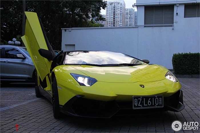 Khách hàng có thể đặt hàng phiên bản này với một vài màu sắc. Chiếc Aventador LP720-4 50° Anniversario ở Trung Quốc có màu vàng chanh Giallo Maggio. 
