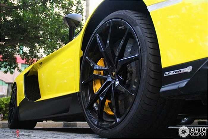 Ngoài ra, động cơ V12 còn được tăng thêm công suất 20 mã lực so với Aventador phiên bản tiêu chuẩn. 