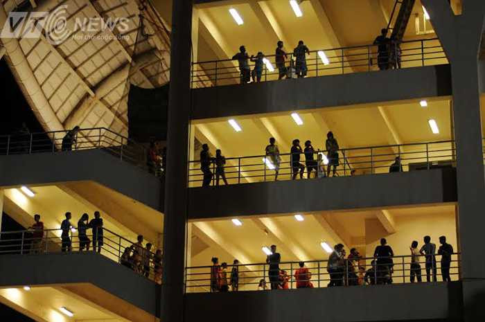 Lối đi 'ma' xem U19 Việt Nam không cần vé, VFF bất lực?