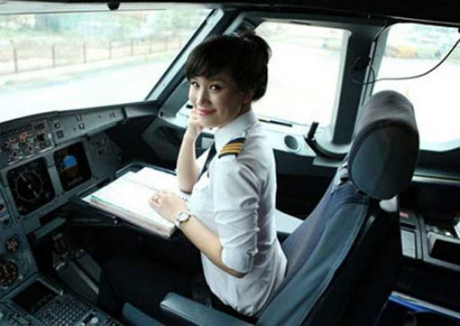 Trần Trang Nhung sinh năm 1987, là cơ phó điều khiển Airbus 321 đầu tiên của Việt Nam. Cô được đào tạo bài bản tại Pháp và vừa trở về nước năm 2009.