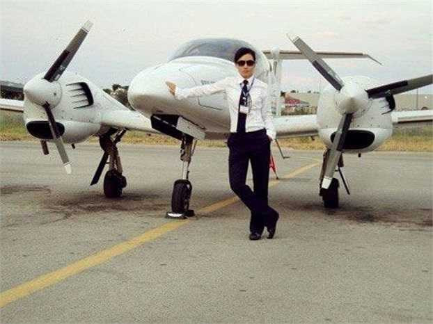 Trang Nhung thổ lộ: Năm 2005, tình cờ cô đọc được thông báo tuyển nữ phi công. Để chiều lòng mẹ, cô nộp hồ sơ thi vào đại học Bách khoa Hà Nội, một mặt bí mật nộp hồ sơ thi tuyển phi công. Cùng một lúc cô nhận được kết quả trúng cả 2.