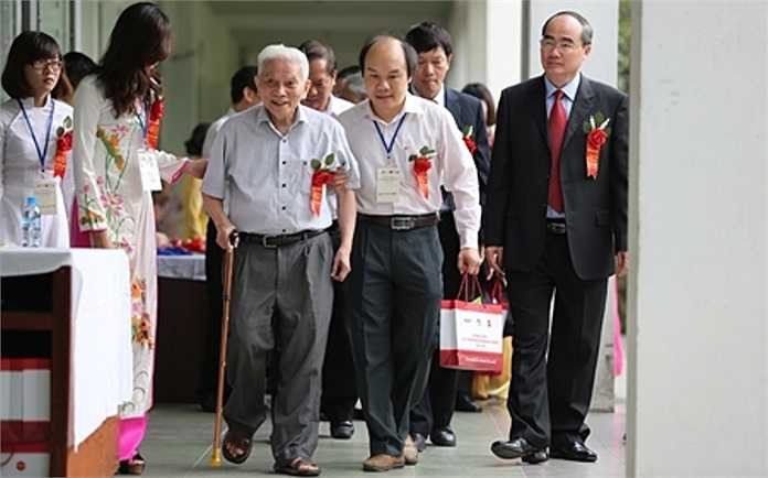 GS Hoàng Tụy là người đề xuất Việt Nam tham dự kỳ thi Olympic Toán quốc tế. Đề xuất của GS Hoàng Tụy nhận được sự ủng hộ mạnh mẽ và tâm huyết của bộ trưởng Tạ Quang Bửu, GS Lê Văn Thiêm, GS Nguyễn Văn Huyên, sự chỉ đạo trực tiếp, cụ tể và quyết liệt của Thủ tướng Phạm Văn Đồng... để Việt Nam lần đầu tiên có đoàn tham dự IMO vào năm 1974. 