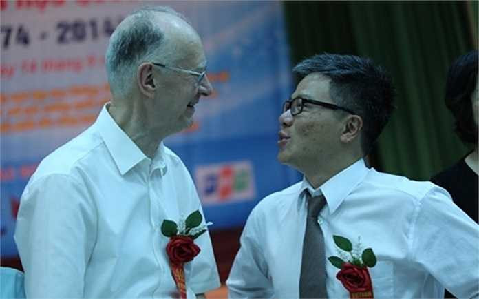 GS L.Illusie và GS Ngô Bảo Châu. GS L.Illusie là người thầy của GS Gérard Laumon – GS Gérard Laumon là thầy hướng dẫn luận án tiến sĩ của GS Ngô Bảo Châu tại trường Đại học Paris XI (Université Paris-Sud 11)