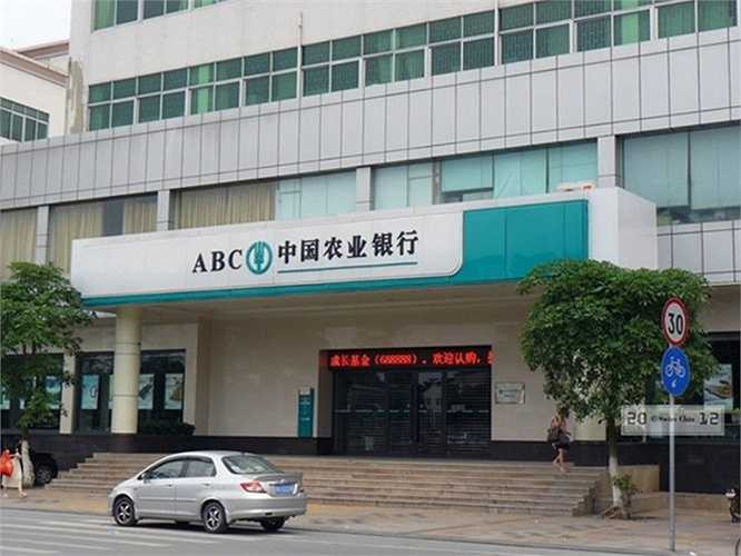 Ngân hàng Nông nghiệp Trung Quốc (trụ sở: Trung Quốc, tổng số nhân viên: 478.980 người, doanh thu: 68,2 tỷ USD, lĩnh vực: ngân hàng). Với 23.547 chi nhánh trên cả nước, ngân hàng này hiện diện khắp mọi nơi tại Trung Quốc.