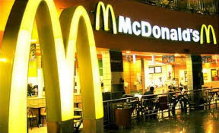 Tập đoàn McDonald’s (trụ sở: Mỹ, tổng số nhân viên: 440.000 người, doanh thu: 28,1 tỷ USD, lĩnh vực: đồ ăn nhanh). Với khoảng 31.000 nhà hàng tại 119 quốc gia, McDonald’s phục vụ hơn 40 triệu lượt khách mỗi ngày.