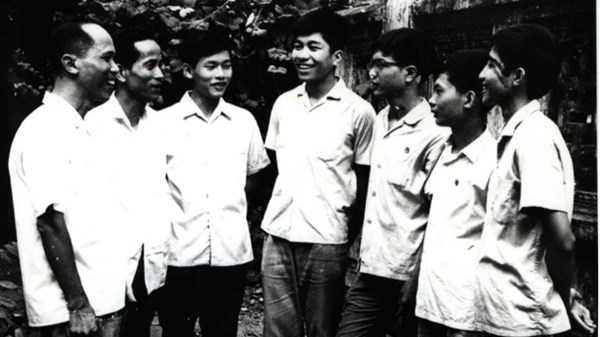 Đội dự tuyển IMO năm 1974 cùng các thầy giáo 