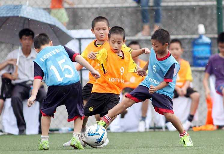Thêm sân chơi cho cầu thủ nhí Việt Nam