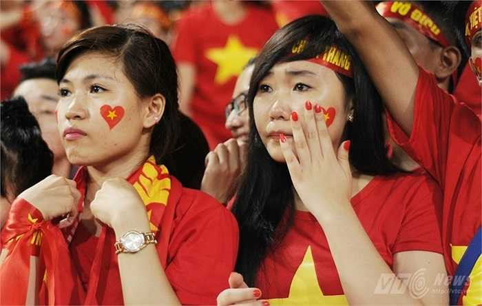 Cô gái bật khóc khi U19 Việt Nam không thể vượt qua Nhật Bản trong đêm chung kết