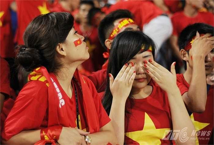 Những giọt nước mắt lăn trên má được lau nhanh chóng