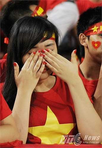 Nhưng vẫn còn đó một đôi mắt đỏ hoe