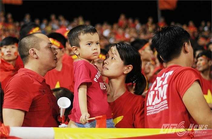 Bé trai cũng tỏ ra không vui