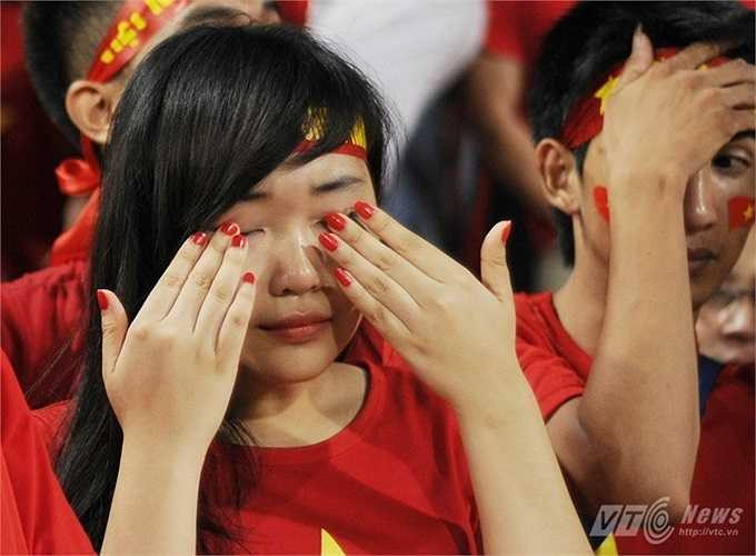 Hay những giọt nước mắt trên khuôn mặt cổ động viên xinh đẹp này