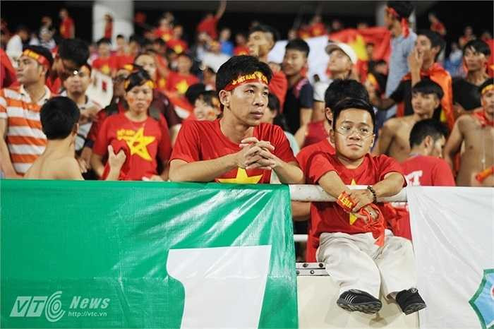 Những cổ động viên nam thì trầm lặng hơn với nỗi buồn thua cuộc