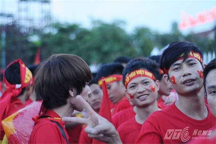 Những khuôn mặt háo hức trước giờ bóng lăn