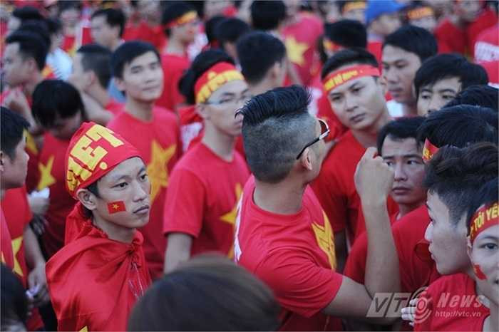 Và sức mạnh vô hình từ 40.000 cổ động viên cuồng nhiệt trên sân Mỹ Đình vẫn không giúp U19 Việt Nam chiến thắng được đối thủ hơn tầm