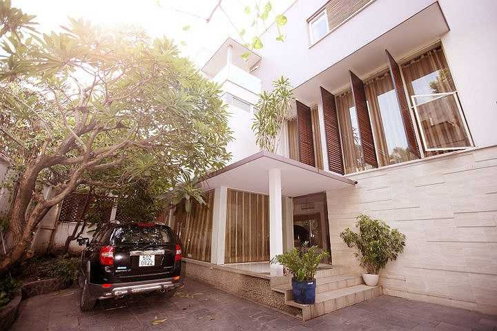 Chính diện căn biệt thự nhìn từ ngoài vào