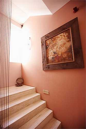 Cầu thang lên xuống giữa các tầng cũng được thiết kế với màu sắc và kiểu dáng tinh xảo, sang trọng.