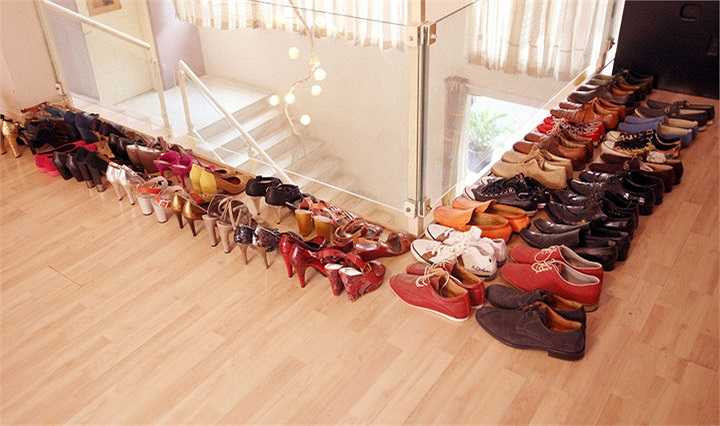 Bộ sưu tập giày, dép của vợ chồng Cẩm Vân được trưng bày gọn gàng ở một góc cầu thang.
