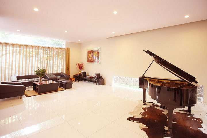 Với thiết kế đều là cửa kính trong suốt hiện đại, không gian phòng khách của hai vợ chồng khá thoáng đãng và luôn ngập tràn ánh sáng tự nhiên. 