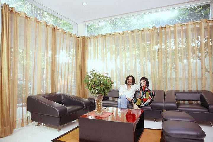 Với thiết kế đều là cửa kính trong suốt hiện đại, không gian phòng khách của hai vợ chồng khá thoáng đãng và luôn ngập tràn ánh sáng tự nhiên. 