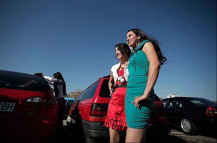 Thay vì việc tìm kiếm bạn đời trong cuộc sống hàng ngày, người Roma Mogila lại tìm đến đây để chọn cho mình người tình trăm năm như mơ ước.