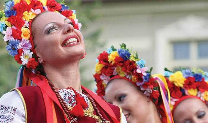 Ông Roes, 57 tuổi, dẫn theo hai cô con gái đến chợ, nói: 'Tôi sẽ không bán hai con với giá dưới 35.000 USD, vì hai con gái của tôi quá xinh đẹp'.