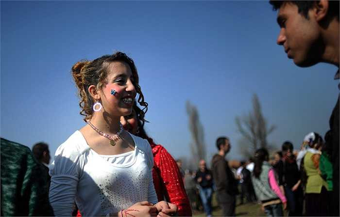 Tất cả các cô dâu trong làng đều là người theo đạo Cơ đốc chính thống, chính vì vậy mà hai từ 'tình yêu' sẽ không bao giờ được nhắc tới. Cha mẹ sẽ là người quyết định hôn nhân cho con cái.