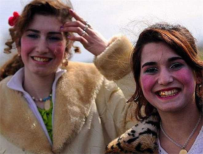 Phụ nữ nơi đây thường chỉ học đến khi 15 - 16 tuổi. Giải thích về điều này một người làm công tác địa phương của làng chia sẻ: 'Đó là cách giúp các cô gái tránh xa những cám dỗ'.