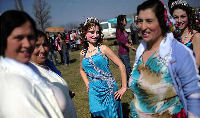 Việc thanh toán bằng tiền mặt được các gia đình nhà gái phấn khởi nhất. Nếu không đủ tiền mặt thì nhà trai có thể quy đổi số tiền còn thiếu bằng gia súc như dê, cừu.