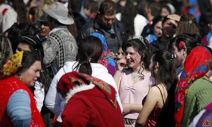 Phong tục bán cô dâu này đã gây nhiều phản ứng đa chiều. Họ cho rằng đó chính là biểu hiện của việc phân biệt giới tính.